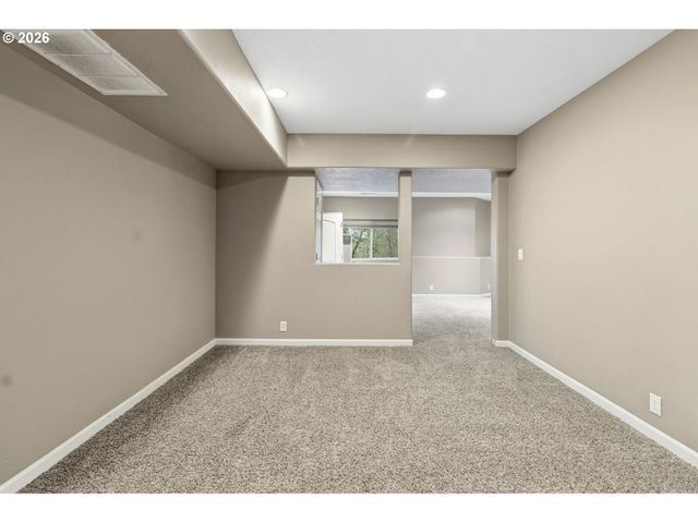 2728 Hallmark Ln, Eugene, OR 97402