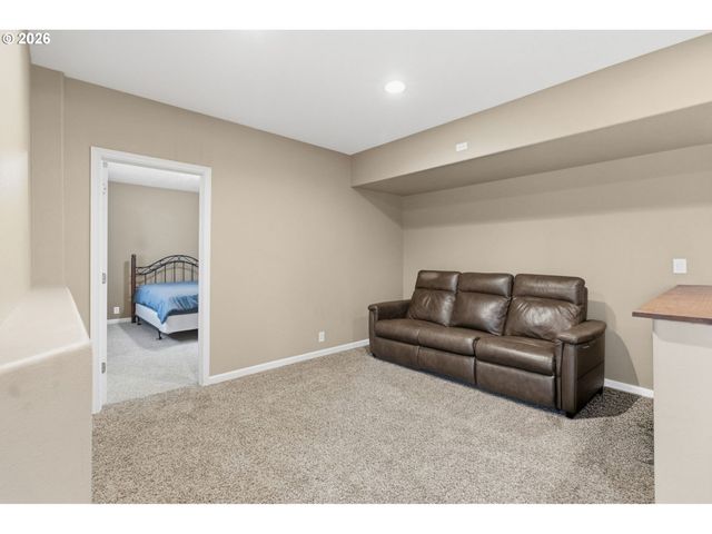 2728 Hallmark Ln, Eugene, OR 97402