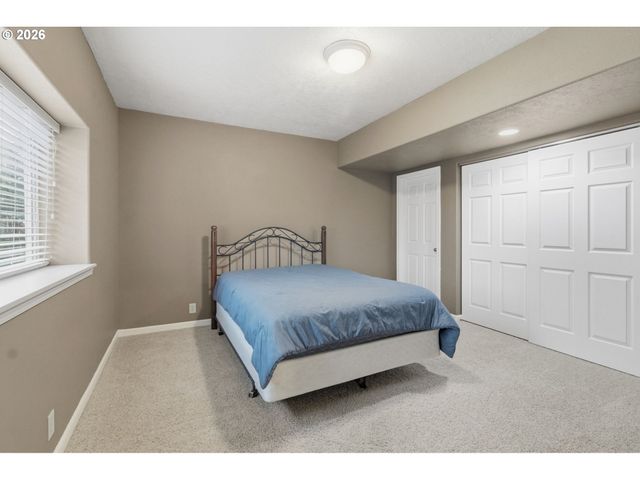 2728 Hallmark Ln, Eugene, OR 97402