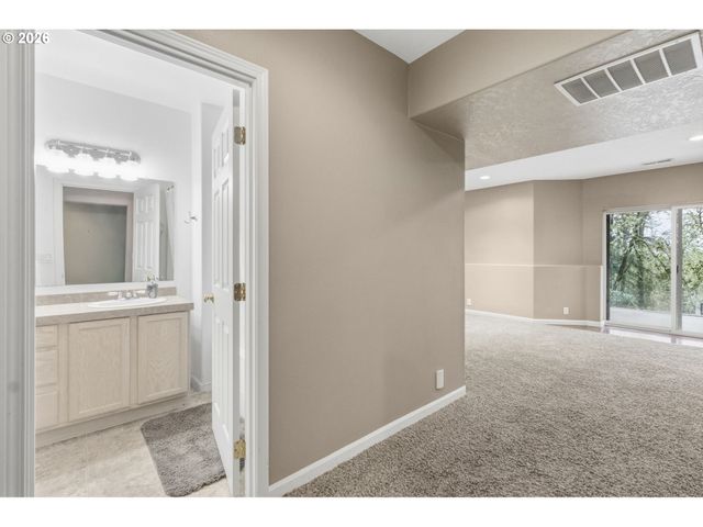 2728 Hallmark Ln, Eugene, OR 97402