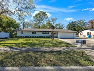 1103 Sunset Drive, Ennis, TX 75119