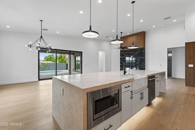 1335 E KALER Drive, Phoenix, AZ 85020
