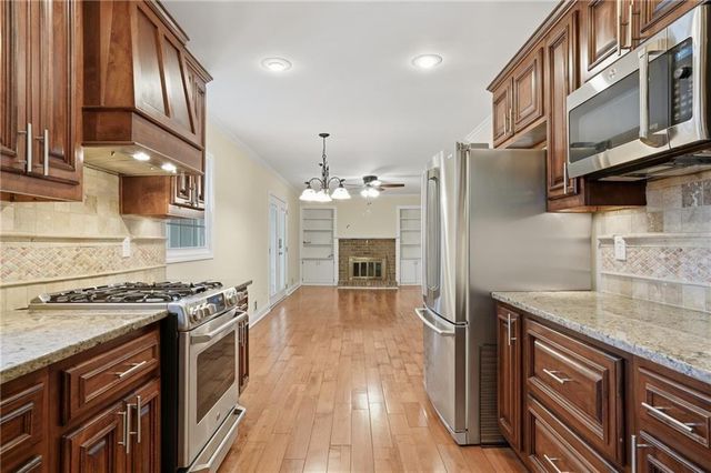 521 Rue Montaigne, Stone Mountain, GA 30083