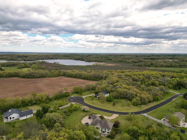 S69W32025 Whitetail Meadows DRIVE, Mukwonago, WI 53149