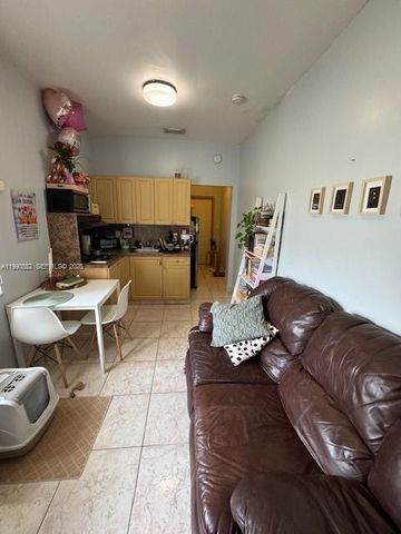 174 E 15th St, Hialeah, FL 33010