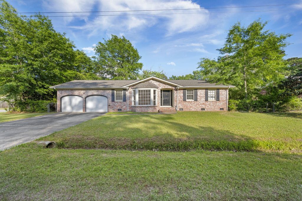 205 Pinewood Drive, Summerville, SC 29483