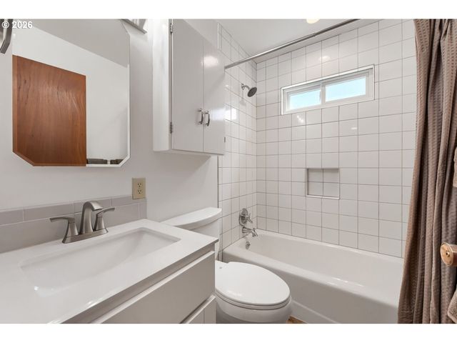 2160 Se CEDAR PARK Ct, Hillsboro, OR 97123