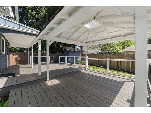 2160 Se CEDAR PARK Ct, Hillsboro, OR 97123