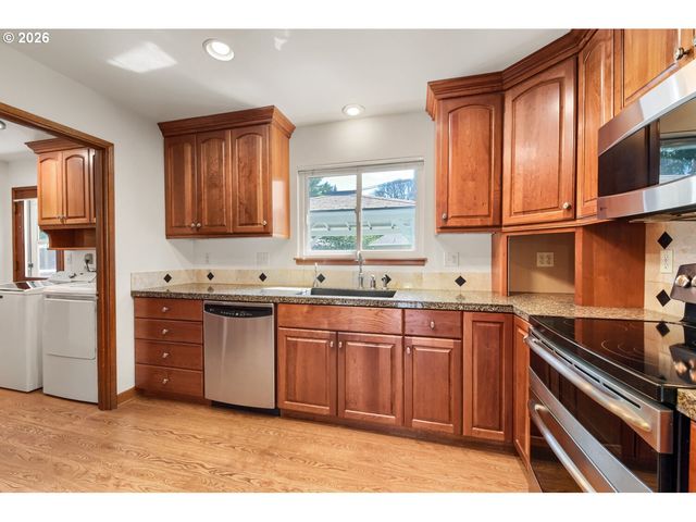 2160 Se CEDAR PARK Ct, Hillsboro, OR 97123