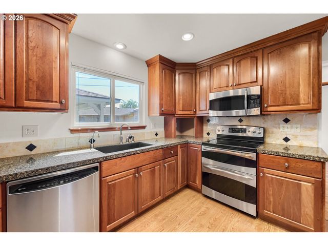 2160 Se CEDAR PARK Ct, Hillsboro, OR 97123