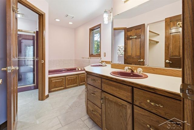 4708 N Trail Wood Circle, Midland, MI 48642
