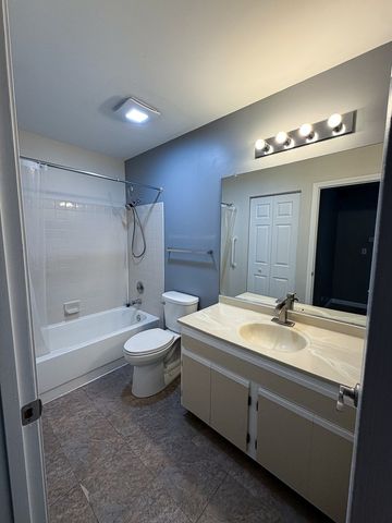 104 Glengarry Drive 105, Bloomingdale, IL 60108
