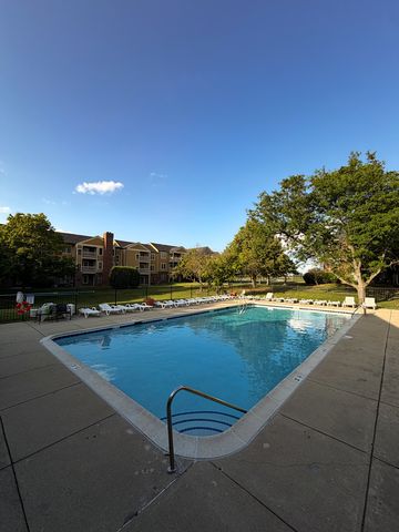 104 Glengarry Drive 105, Bloomingdale, IL 60108