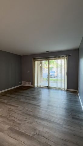 104 Glengarry Drive 105, Bloomingdale, IL 60108