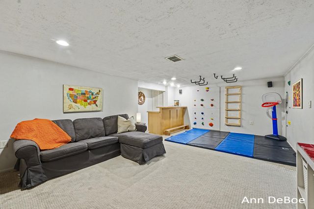 75 Oswego Street NW, Grand Rapids, MI 49504