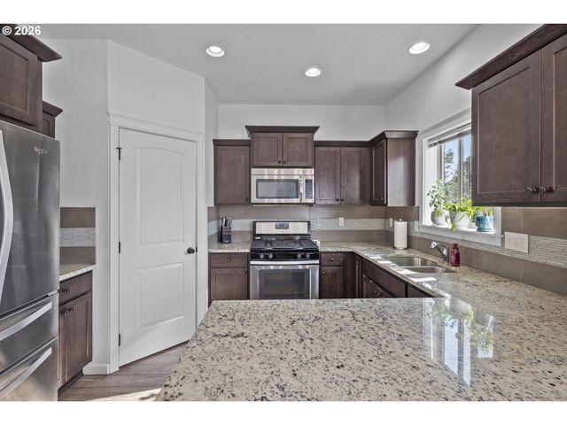 924 JULIE Ln, Molalla, OR 97038