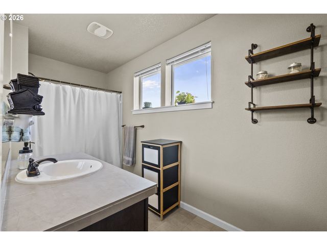 924 JULIE Ln, Molalla, OR 97038