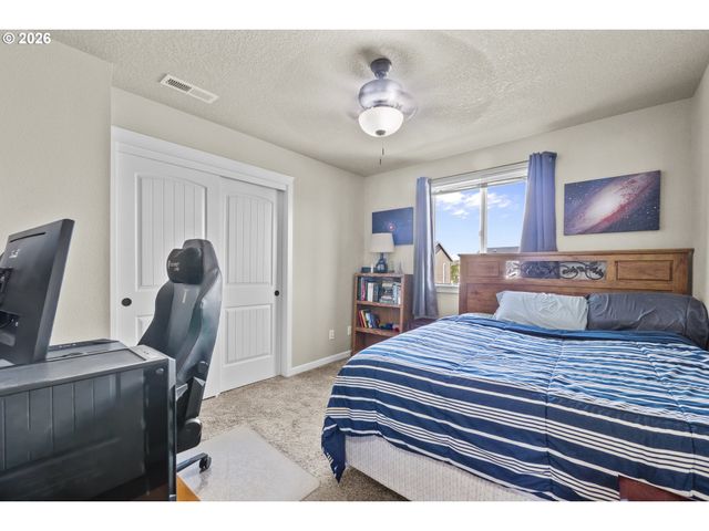 924 JULIE Ln, Molalla, OR 97038