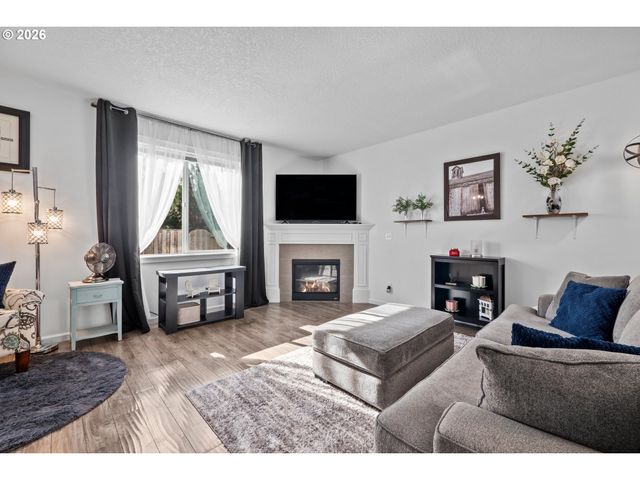 924 JULIE Ln, Molalla, OR 97038