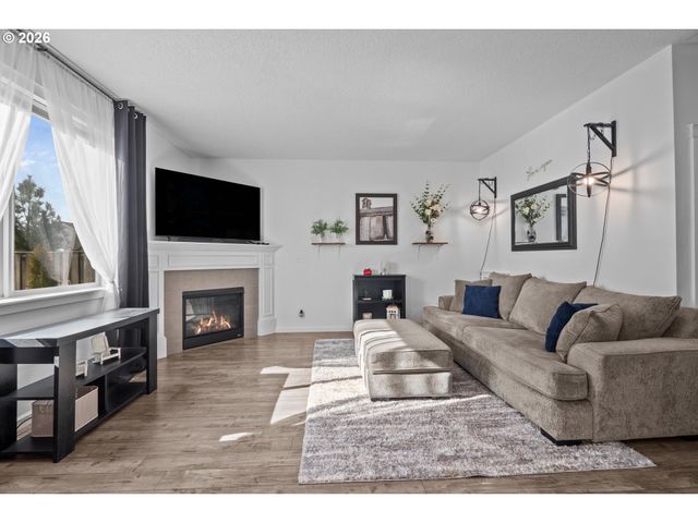 924 JULIE Ln, Molalla, OR 97038