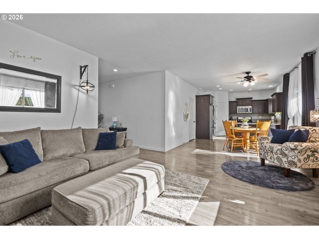 924 JULIE Ln, Molalla, OR 97038