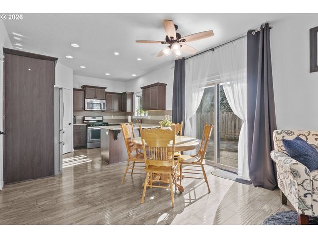 924 JULIE Ln, Molalla, OR 97038