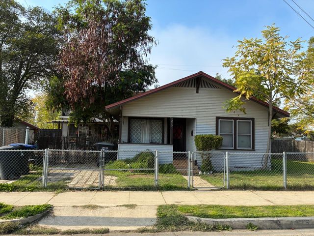 1215 N Court Street, Visalia, CA 93291