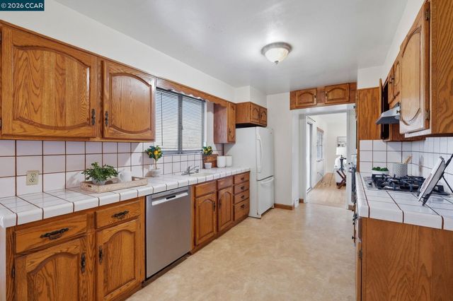 1021 Ulfinian Way, Martinez, CA 94553