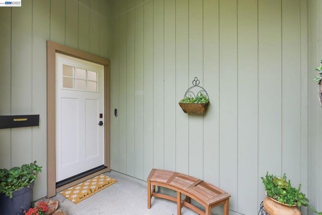 1163 Admiralty Ln, Alameda, CA 94502