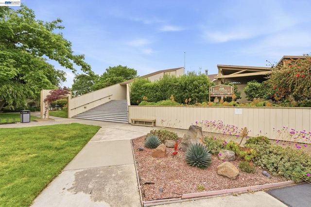 1163 Admiralty Ln, Alameda, CA 94502