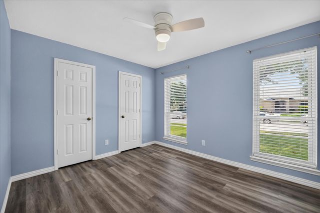1521 Glenmore Drive, Lewisville, TX 75077