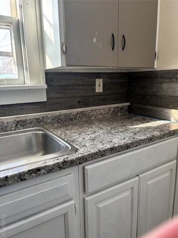 3922 W COURT Street, Flint, MI 48532