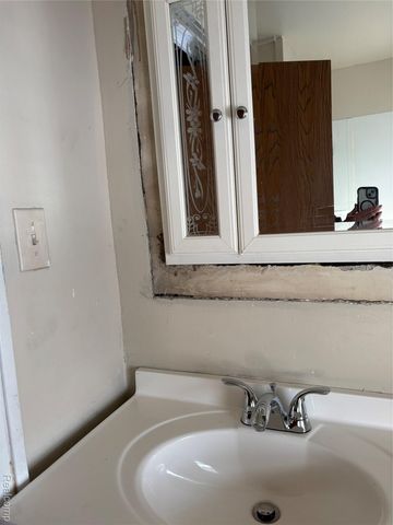 3922 W COURT Street, Flint, MI 48532