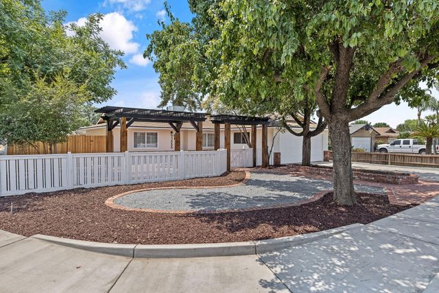 1355 E Birch Avenue, Tulare, CA 93274