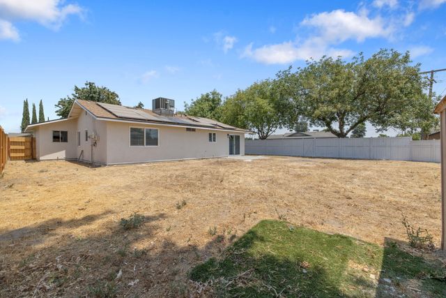 1355 E Birch Avenue, Tulare, CA 93274