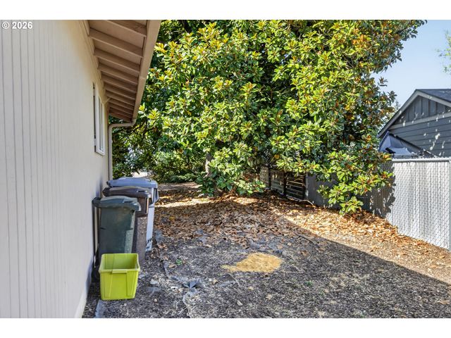635 Nw 8TH Pl, Canby, OR 97013