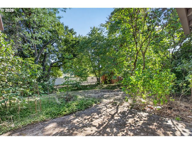 635 Nw 8TH Pl, Canby, OR 97013