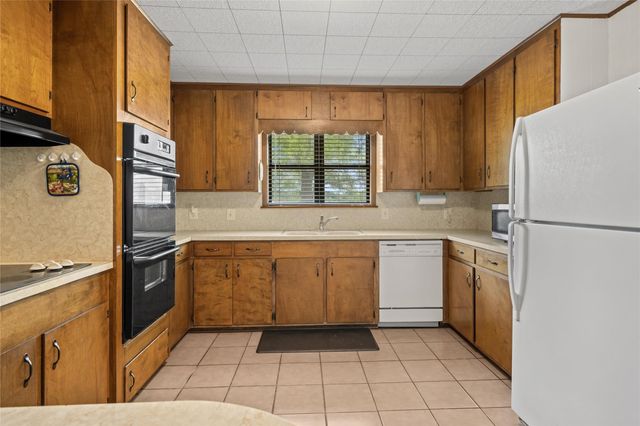 130 Elm Street, Flatonia, TX 78941
