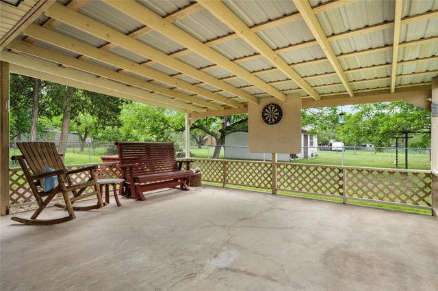 130 Elm Street, Flatonia, TX 78941