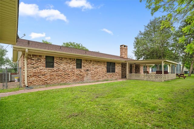 130 Elm Street, Flatonia, TX 78941