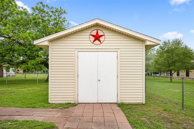 130 Elm Street, Flatonia, TX 78941