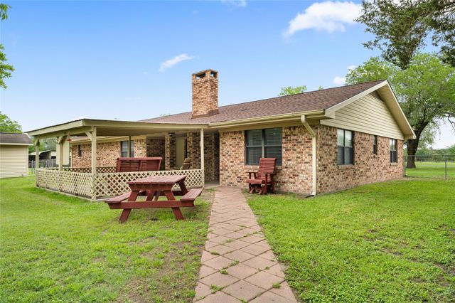 130 Elm Street, Flatonia, TX 78941