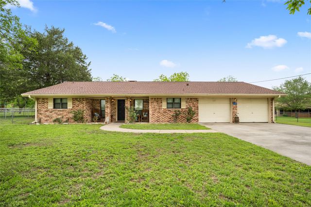 130 Elm Street, Flatonia, TX 78941
