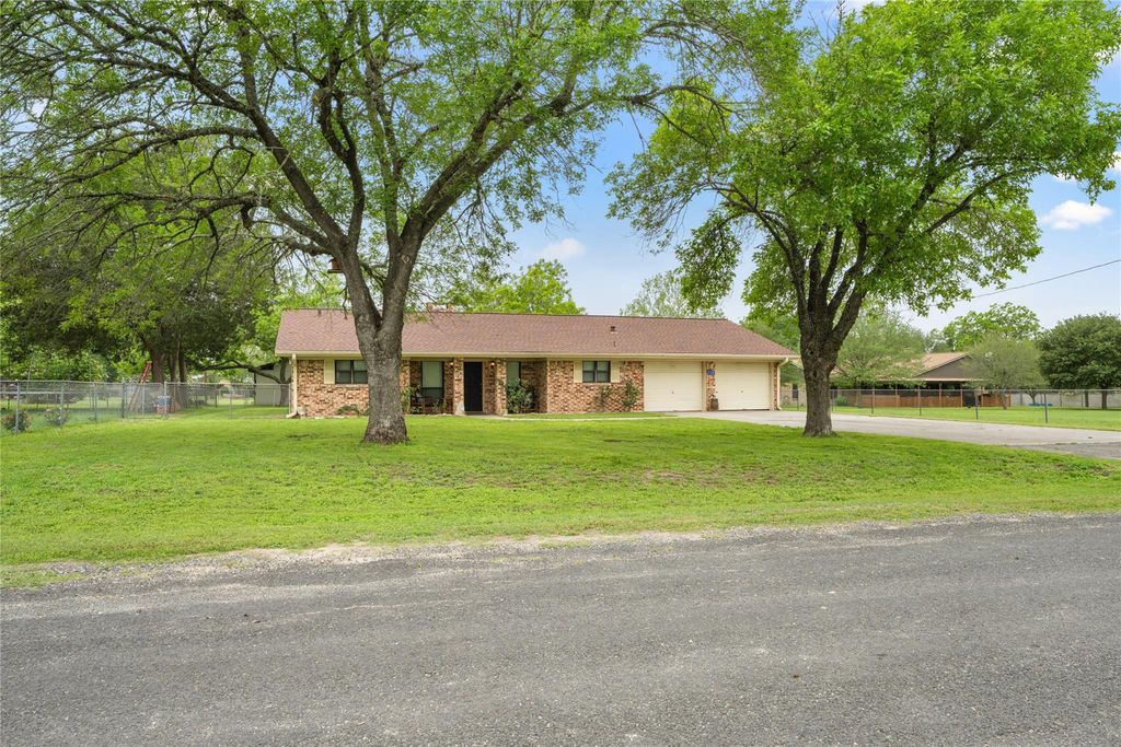 130 Elm Street, Flatonia, TX 78941
