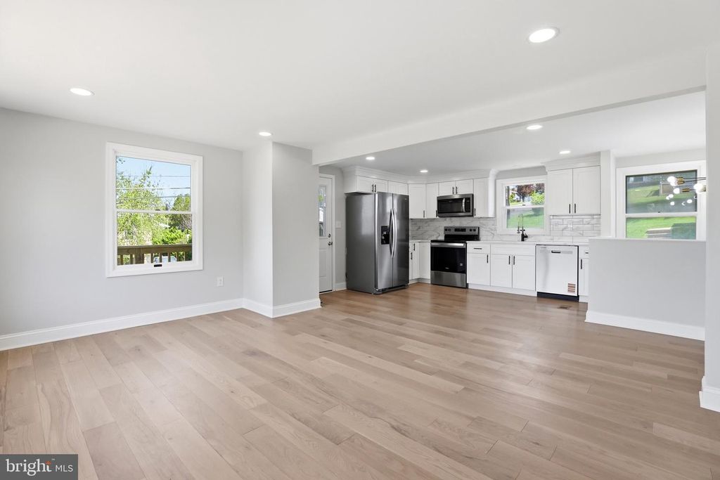 Image 10 of property listing at 302 E THOMAS ST, Union Bridge, MD 21791