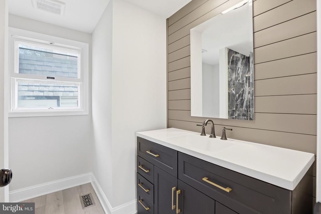 Image 12 of property listing at 302 E THOMAS ST, Union Bridge, MD 21791