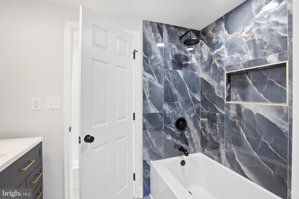 Image 13 of property listing at 302 E THOMAS ST, Union Bridge, MD 21791