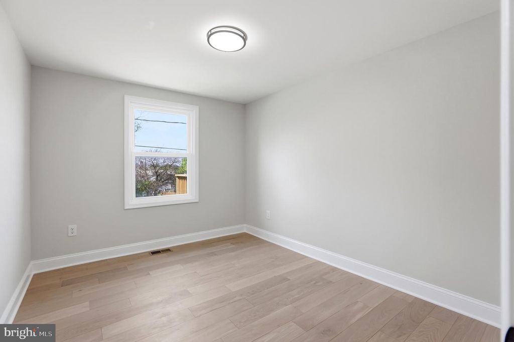 Image 14 of property listing at 302 E THOMAS ST, Union Bridge, MD 21791