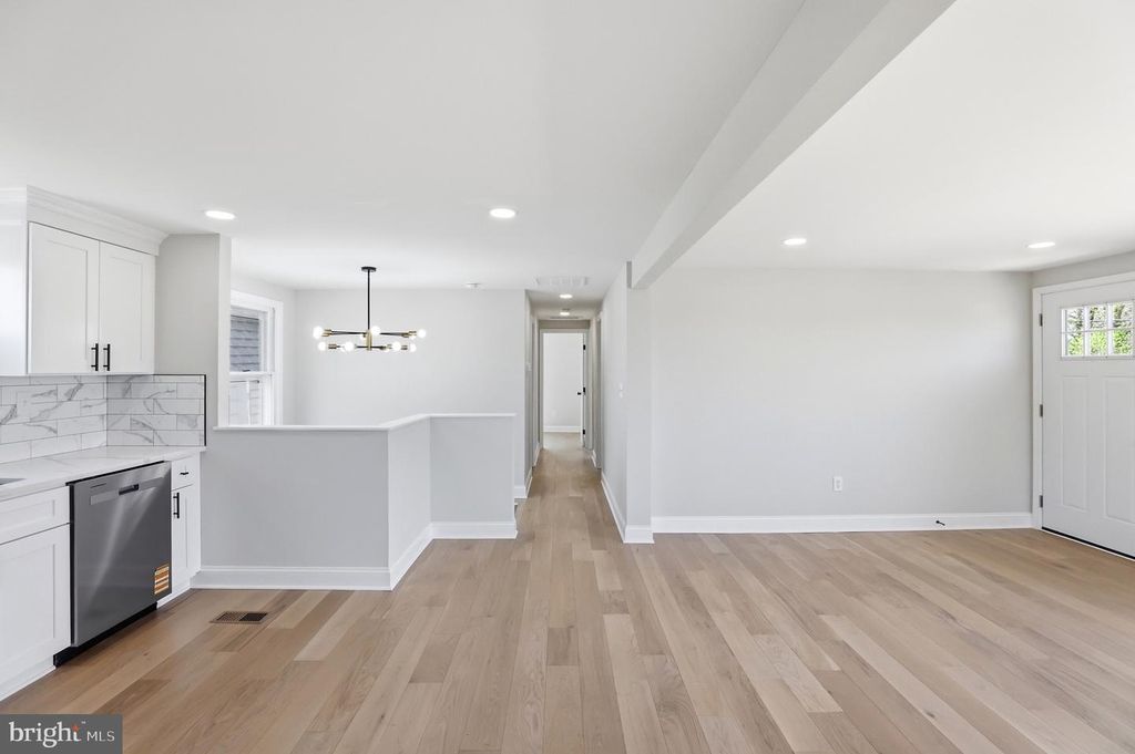 Image 4 of property listing at 302 E THOMAS ST, Union Bridge, MD 21791