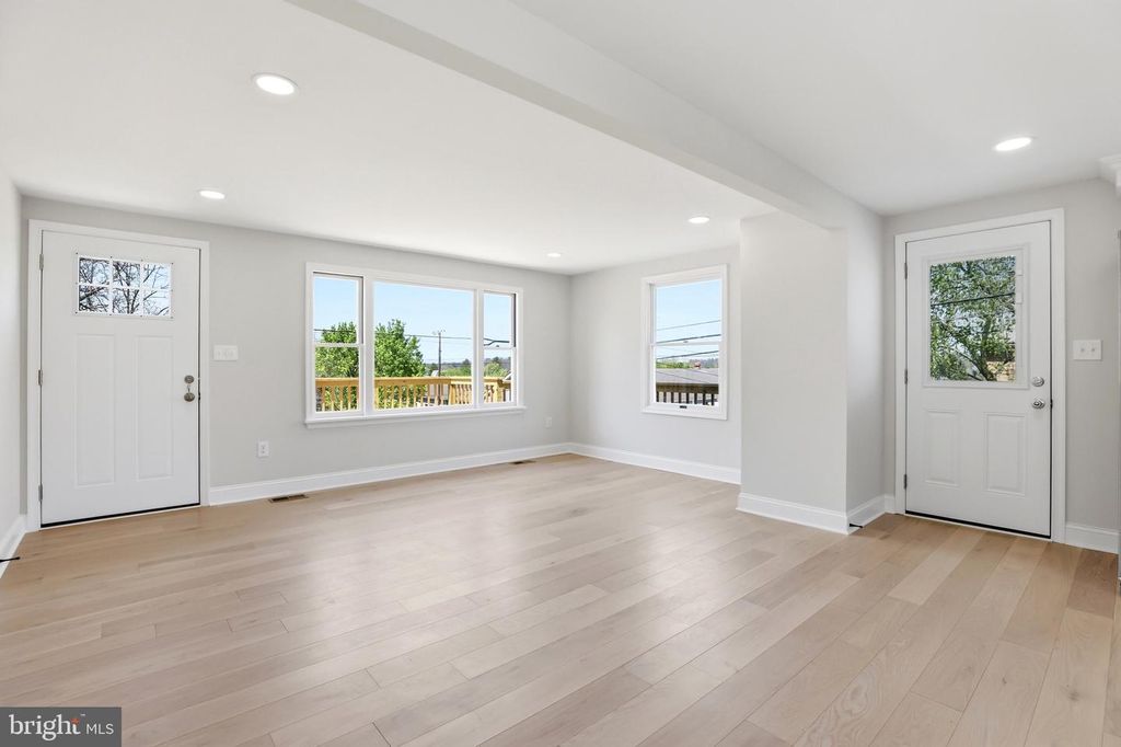 Image 7 of property listing at 302 E THOMAS ST, Union Bridge, MD 21791